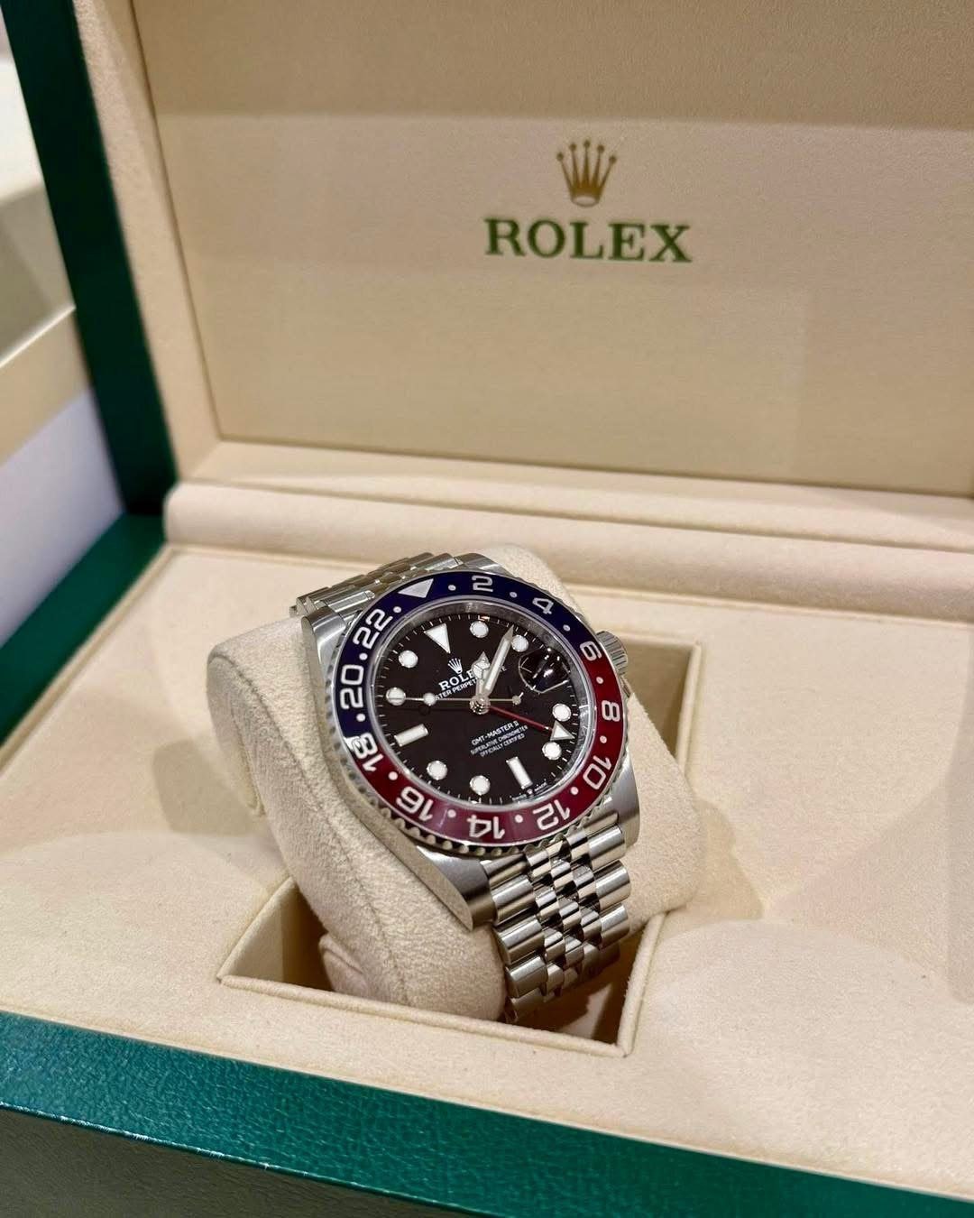 Rolex GMT Master II “Pepsi” 2025 - Jubilee Bracelet 40 mm - Black Dial - Image 3