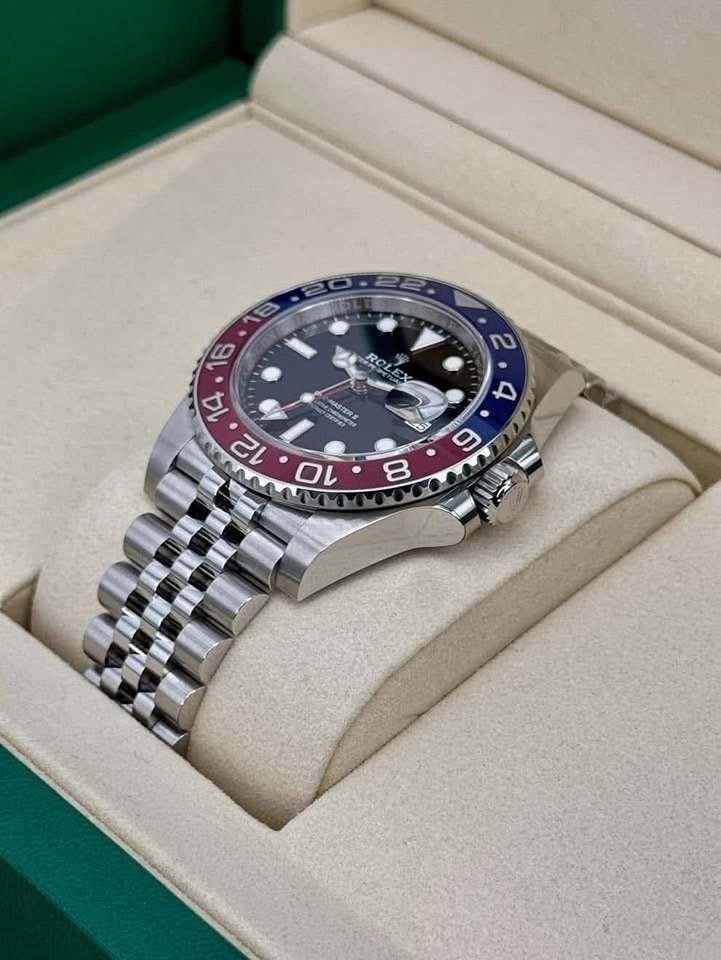 Rolex GMT Master II “Pepsi” 2025 - Jubilee Bracelet 40 mm - Black Dial - Image 4