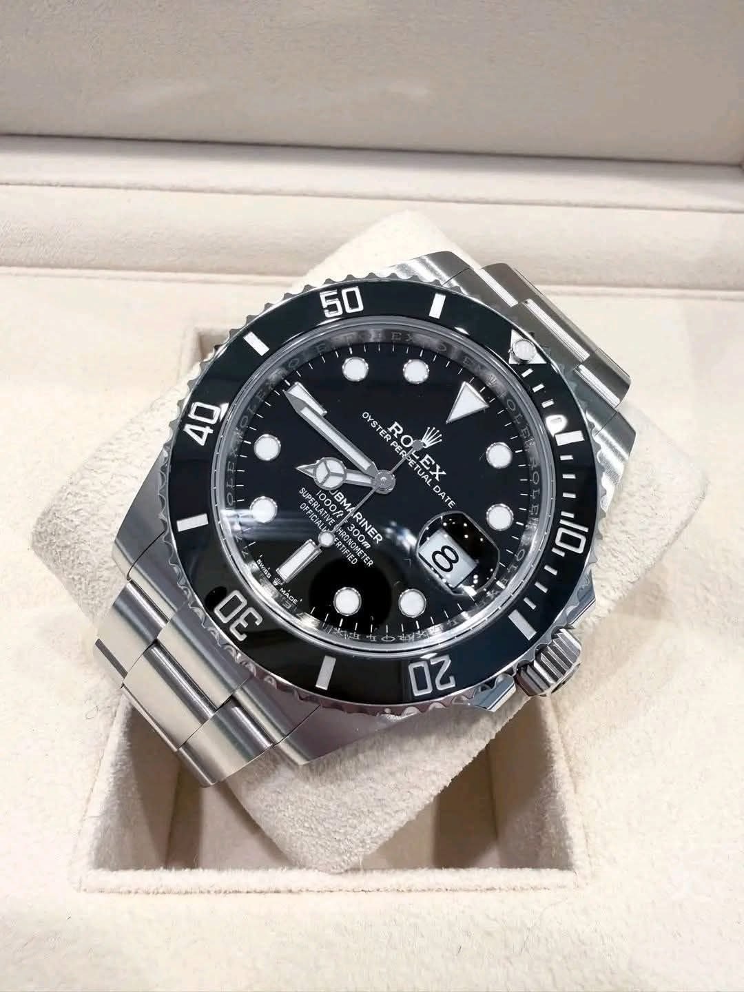 Read more about the article Rolex Submariner vs GMT-Master II: Which Is Best? 9 Critical Differences You Must Know